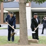 　朝鮮労働党の幹部養成機関「中央幹部学校」で植樹する中国の習近平国家主席（手前左）と北朝鮮の金正恩朝鮮労働党総書記＝９日、平壌（新華社＝共同）