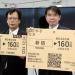 　ＪＲ東日本が廃止する予定の磁気タイプの切符の見本（左）と、導入予定のＱＲコードを印刷した新しい切符の見本＝９日午後、東京都渋谷区