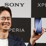 　発表会で新型エクスペリアをアピールするソニーの大沢斉氏＝５月、東京都渋谷区
