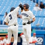 　中部学院大戦の３回、２ランを放ち跳び上がって喜ぶ東北福祉大・高岡（右）＝神宮