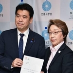 　松本文科相（左）に要望書を提出するＪＯＣの橋本聖子会長＝９日、文科省