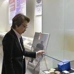 　日本オリンピックミュージアムで企画展を見学するＪＯＣの橋本聖子会長＝９日、東京都新宿区