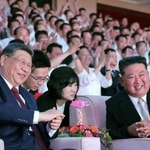 　眼鏡をかけて芸術公演を鑑賞する中国の習近平国家主席。右は北朝鮮の金正恩朝鮮労働党総書記＝８日、平壌（朝鮮中央通信＝共同）