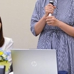 　国会内で開かれた勉強会で発言する被害を訴えている女性。左は森雅子参院議員＝９日午後