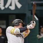 　３回ソフトバンク２死一塁、栗原が右越えに２打席連続となる２ランを放つ＝みずほペイペイドーム