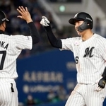 　６回、勝ち越し打を放ち、コーチとタッチを交わすロッテ・西川＝ＺＯＺＯマリン