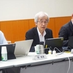 　地震調査委員会の会合で発言する小原一成委員長（中央）＝９日午後、東京都千代田区