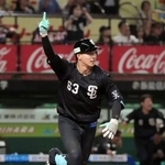 　９回、サヨナラ打を放った西武・長谷川＝ベルーナドーム