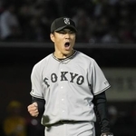 　６回を投げ終え、ガッツポーズする巨人・則本＝楽天モバイルパーク
