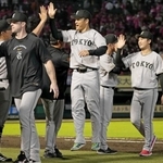 　プロ野球２４人目となる全球団勝利を達成し、跳び上がってナインとタッチを交わす巨人・則本（中央）＝楽天モバイルパーク