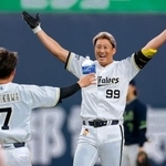 　９回、代打で逆転サヨナラの２点二塁打を放ち、大喜びの杉本＝京セラドーム