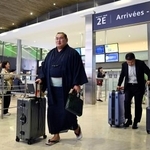 　大相撲パリ公演に向け、フランスのシャルル・ドゴール空港に到着した横綱豊昇龍＝９日、パリ近郊（共同）