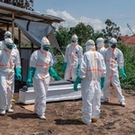 　コンゴ東部イトゥリ州でエボラ出血熱による死者の遺体回収や埋葬、消毒に当たる医療従事者＝８日（ゲッティ＝共同）