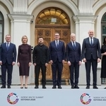 　写真におさまるウクライナと北欧・バルト３国の計８カ国の首相＝９日、タリン（ロイター＝共同）