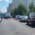 　９日、モスクワ東部郊外の自動車の爆発現場で規制線を張って調べる治安当局者ら（タス＝共同）