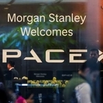 　米大手銀行モルガン・スタンレーの建物に掲げられたスペースＸ新規株式公開の宣伝＝９日、ニューヨーク（ロイター＝共同）
