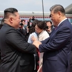 　帰国前に北朝鮮の金正恩朝鮮労働党総書記（左）と握手する中国の習近平国家主席＝９日、平壌（朝鮮中央通信＝共同）