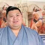 　大相撲パリ公演への出発を前に、羽田空港で取材に応じる横綱大の里＝１０日