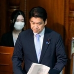 　参院本会議で学校教育法などの改正案が可決、成立し、一礼する松本文科相＝１０日午前