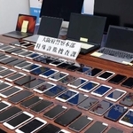 　押収されたパソコンやスマートフォン＝１０日、大阪府警本部