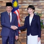 　会談前に握手するマレーシアのアンワル首相（左）と高市首相＝１０日午前、首相官邸