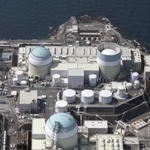 　四国電力伊方原発３号機（手前）と２号機（奥左）＝愛媛県伊方町