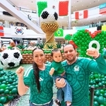 　サッカーＷ杯北中米３カ国大会の開幕を控えた開催都市の一つ、メキシコ・グアダラハラ。近郊のショッピングモールは派手なバルーンアートで飾られ、メキシコ代表ユニホーム姿の家族連れも盛り上がっていた＝８日（共同）