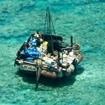 　南シナ海スカボロー礁で確認された構造物（フィリピン沿岸警備隊提供・共同）