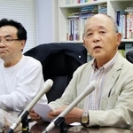 　記者会見で仙台高裁に提出した和解案を公表する今野秀則原告団長（右）ら＝１０日午前、仙台市