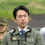 　「富士総合火力演習」開始前に訓示する小泉防衛相＝７日、静岡県の東富士演習場