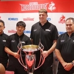 　優勝カップを前に記念撮影するラグビーのリーグワン神戸を率いたデイブ・レニー氏（右端）ら＝１０日、神戸市