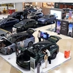 　北京市内の商業施設に展示された車＝５月（共同）