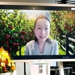 　ベルリンからリモートで記者会見する指揮者の沖澤のどかさん
