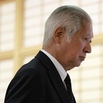 　記者会見を終え、引き揚げる森英介衆院議長＝８日、衆院議長公邸