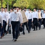 　宮城県富谷市役所に家宅捜索に入る宮城県警の捜査員ら＝１０日午後