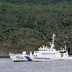 　沖縄県・尖閣諸島の魚釣島周辺を航行する海上保安庁の巡視船＝２０２４年