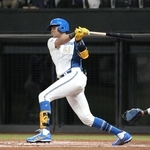 　７回日本ハム１死二、三塁、水谷が左前に勝ち越し２点打を放つ＝エスコンフィールド