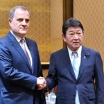 　会談前に握手するアゼルバイジャンのバイラモフ外相（左）と茂木外相＝１０日午後、東京都港区の飯倉公館