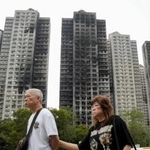 　大規模火災が起きた高層住宅群＝３月、香港（共同）