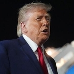 　トランプ米大統領＝９日、ニューヨークのケネディ国際空港（ＡＰ＝共同）