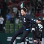 　１０回、サヨナラ打を放ち跳び上がって喜ぶ西武・長谷川＝ベルーナドーム