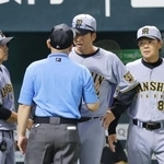 　７回、リプレー検証の結果に抗議する阪神・藤川監督（中央奥）。退場となる＝みずほペイペイドーム