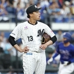 　１回、中日・石川昂（奥）に２ランを浴びたロッテ・毛利＝ＺＯＺＯマリン