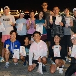 　ランニングイベントの参加者と記念写真に納まる鈴木健吾（前列右から３人目）＝１０日、横浜市