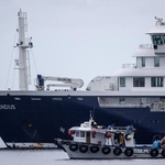 　小型船でクルーズ船から離れる乗客＝５月、スペイン・テネリフェ島（ゲッティ＝共同）