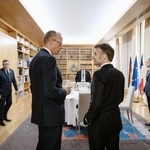 　昨年３月にベルリンでメルツ氏（中央左）と会ったフランスのマクロン大統領（同右）。マクロン氏が自身の公式Ｘに投稿した（共同）
