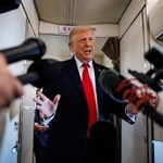 　大統領専用機内で記者団の取材に応じるトランプ米大統領＝５日（ゲッティ＝共同）