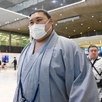 　大相撲パリ公演に向け、フランスのシャルル・ドゴール空港に到着した横綱大の里＝１０日、パリ近郊（共同）