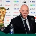 　サッカーＷ杯北中米３カ国大会の開幕を前に、記者会見するＦＩＦＡのインファンティノ会長＝１０日、メキシコ市（共同）