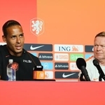 　記者会見でＷ杯への抱負を語るオランダのファンダイク。右はクーマン監督＝１０日、カンザスシティー（共同）
